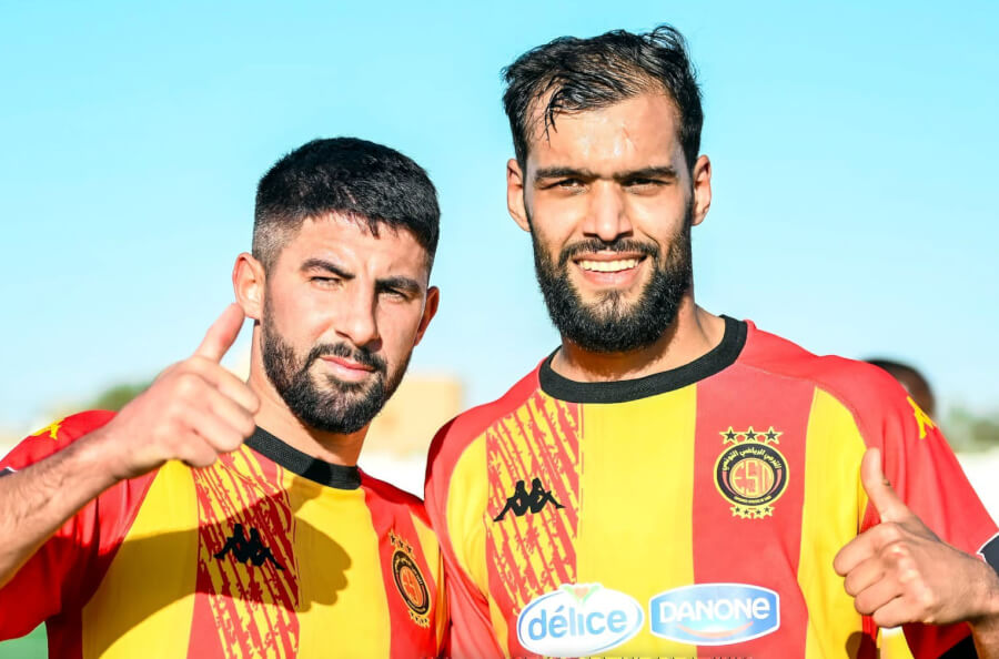 Mouhamed Mouhli et Mohamed Amine Tougaï célébrant leur victoire contre à l'US Tataouine le 29 janvier 2025 en 16e journée de Ligue 1. (Photo est.org.tn)