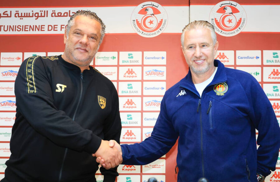 Handshake between Maher Kanzari and Laurențiu Reghecampf during the 2023/2024 Tunisian Super Cup. (Photo FTF)