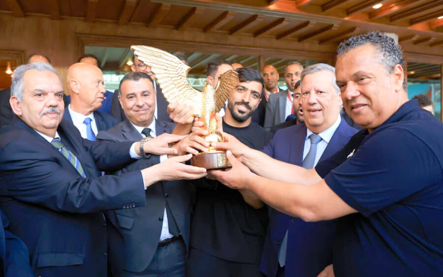 Espérance de Tunis is presented with the Ligue 1 championship trophy for the 2024/2025 season. (Photo FTF)