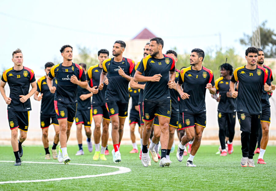 Dernier entraînement des Sang et Or à Djerba avant d'affronter l'US Ben Guerdane demain en demi-finale de la Coupe. (Photo est.org.tn)
