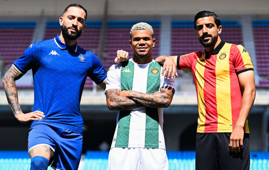 Rodrigo Rodrigues, Yan Sasse et Mohamed-Amine Ben Hamida présentant les nouveaux maillots de l'Espérance de la Coupe du Monde des Clubs FIFA 2025 et de la saison 2025/2026. (Photo est.org.tn)