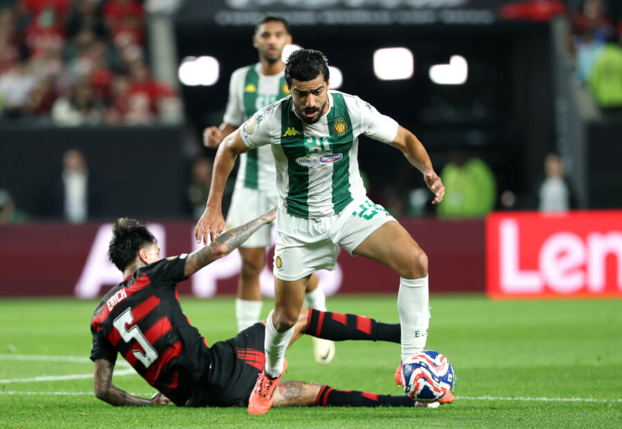 Duel between Ben Hamida and Pulgar during the match against Flamengo at Lincoln Financial Field in Philadelphia. (Photo FIFA)