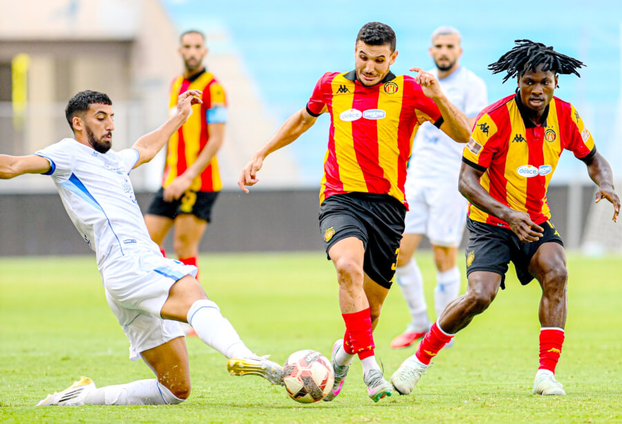 Duel entre Chiheb Jebali et Youssef Abdelli lors du match entre l’Espérance et l'US Monastir, le 15 août 2025 au stade de Radès. (Photo est.org.tn)