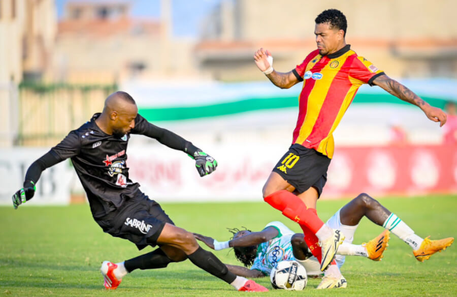 Yan Sasse face au gardien Achref Krir lors du match face à la JS Kairouan, le 21 août 2025 au stade Hamda Laâouani. (Photo est.org.tn)