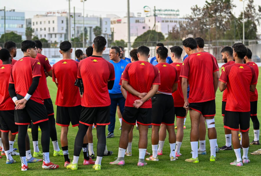 Les joueurs sang et or à l'entraînement autour du coach Maher Kanzari. (Photo est.org.tn)
