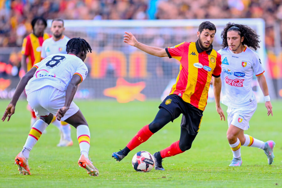 Houssem Tka during today's match against ES Métlaoui at the Radès stadium. (Photo est.org.tn)