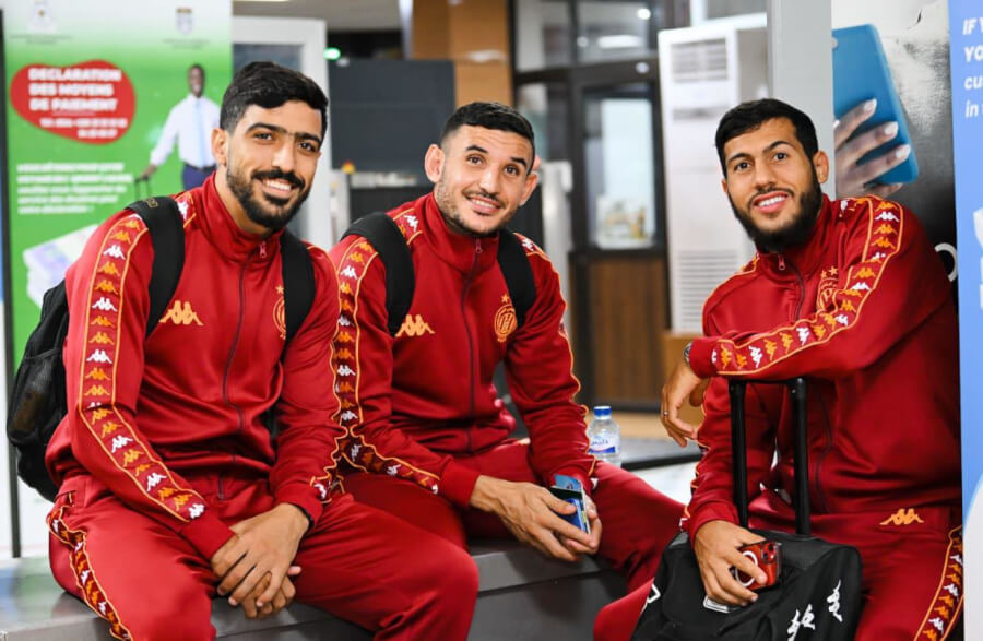 Les joueurs sang et or à leur arrivée à l'aéroport de Ouagadougou. (Photo est.org.tn)