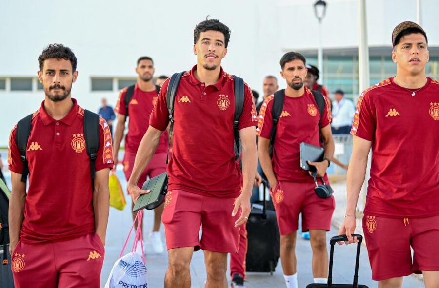 Les joueurs de l'Espérance en partance pour Djerba avant d'affronter demain après-midi l'ES Zarzis. (Photo est.org.tn)