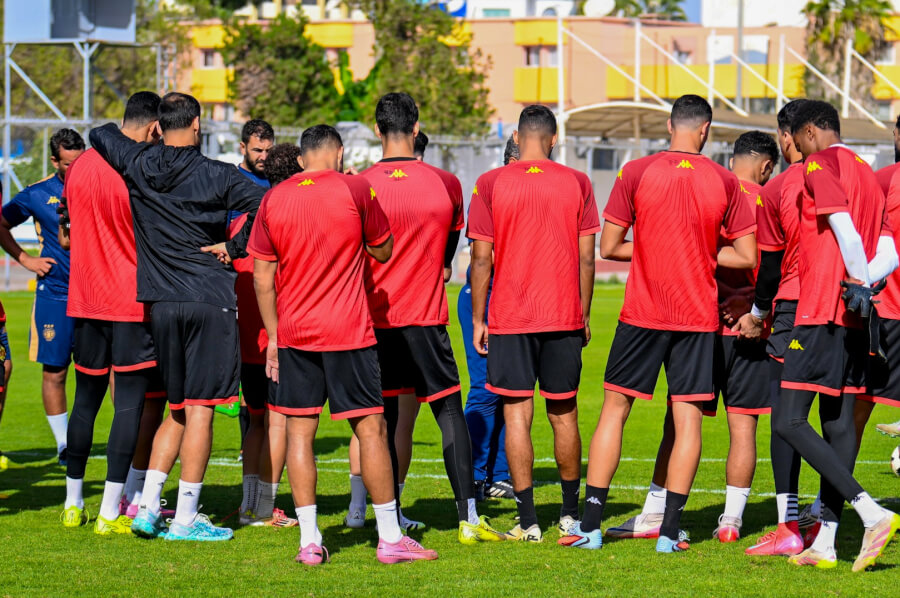 Les joueurs de l'Espérance attentifs aux instruction de l'entraîneur lors d'un entraînement au Parc B. (Photo est.org.tn)