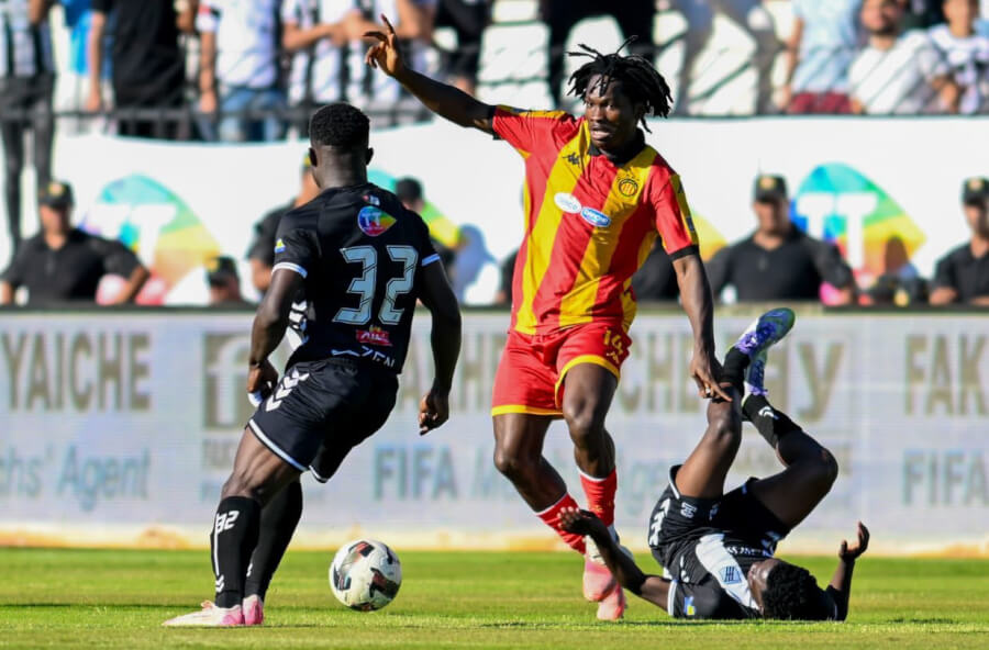 Onuche Ogbelu lors du match de Ligue 1 face au CS Sfaxien, le 2 novembre 2025 au stade Taïeb Mhiri de Sfax. (Photo est.org.tn)
