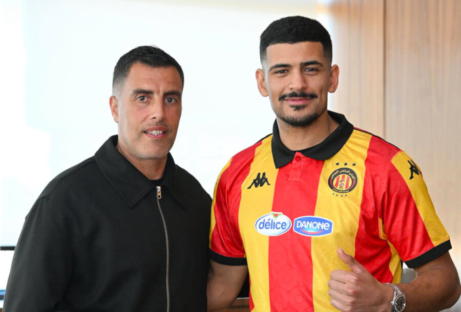 Le latéral droit Mohamed Dräger aux côtés du directeur sportif Yazid Mansouri. (Photo est.org.tn)