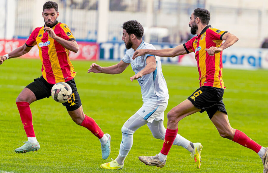 Youssef Abdelli weaves his way between defenders Hamza Jelassi and Khalil Guenichi during the match against US Monastir at the Ben Jannet Stadium. (Photo usmonastir.official)