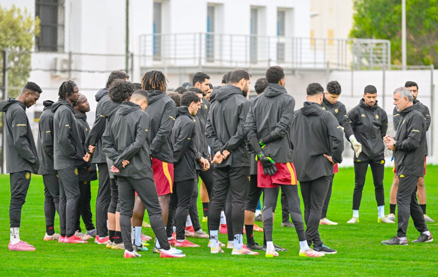 Les joueurs sang et or à l'entraînement, attentifs aux consignes du coach Christian Bracconi. (Photo est.org.tn)