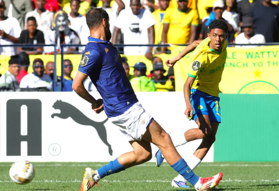 Duel entre Mohamed-Amine Tougaï et Tashreeq Matthews lors du match face à Mamelodi Sundowns au Loftus Versfeld Stadium, le 18 avril 2026. (Photo CAFOnline.com)