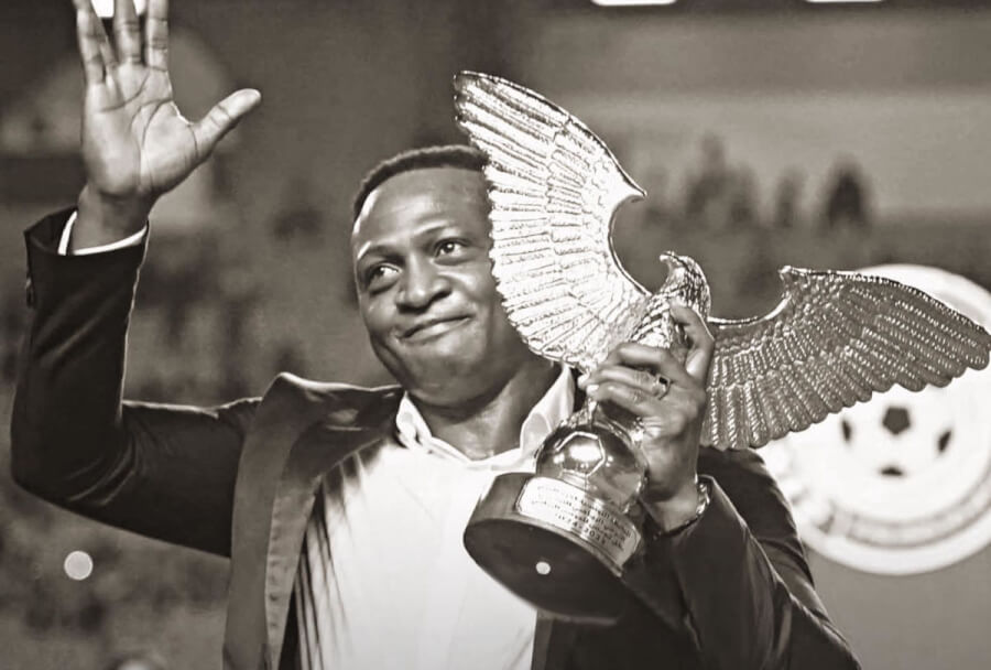 Micheal Eneramo lors de la remise du trophée du championnat 2023-2024, le 24 août 2024 face à l'US Tataouine au stade de Radès. (Photo est.org.tn)