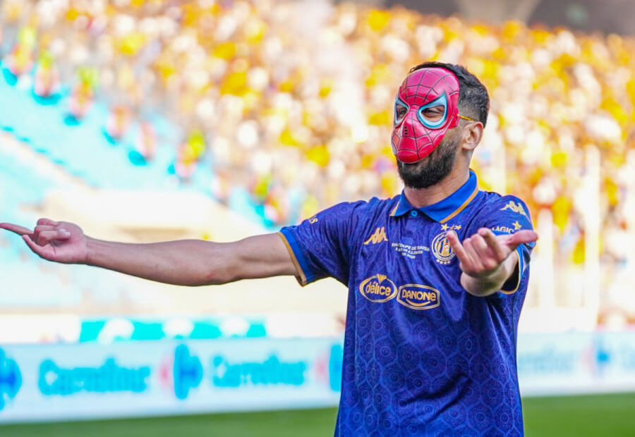 Hamza Rafia célèbre son but en imitant Spiderman lors de la finale de la Coupe de Tunisie 2025/2026 contre l'ES Zarzis au stade de Radès. (Photo est.org.tn)