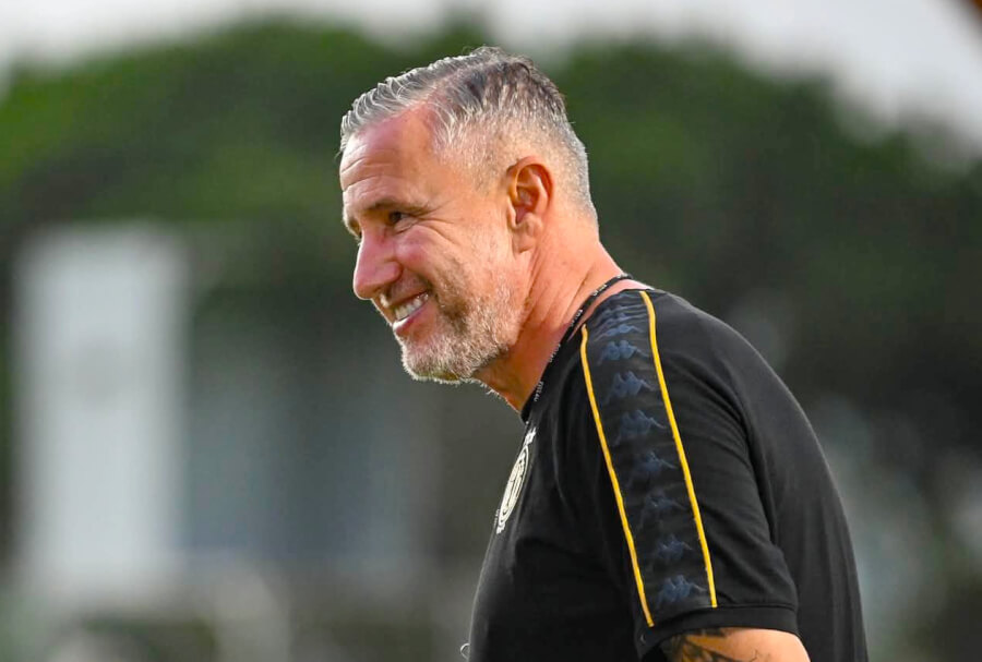 Fin de l'aventure avec le coach Laurentiu Reghecampf qui a choisi de retourner en Roumaine. (Photo est.org.tn)
