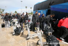 Les joueurs sang et or récupérant leurs bagages devant leur hôtel. (Photo CHALA)