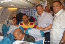 Le président Hamdi Meddeb et quelques supporters dans l'avion qui les emmène au Togo. (Photo A.F.)