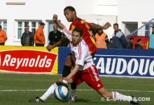 Un duel entre Saber Khalifa (EST) et Souheïl Ben Radhia (ESS), le 9 mars 2008. (Photo CHALA)