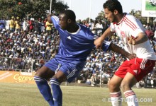 Marere (Dynamos FC) et Felhi (ESS) en match de Ligue des Champions à Harare. (Photo New Zimbabwe.com)