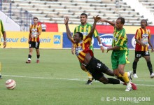 Eneramo obtenant un penalty contre l'EGS Gafsa. (Photo CHALA)