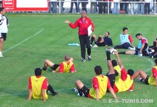 Le coach De Moraïs donnant ses consignes aux joueurs à l'entraînement au Parc B. (Photo MSM)