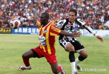 Henry Bienvenu (EST) et Hamdi Rouid (CSS), le 3 janvier 2009 au stade Taïeb Mhiri de Sfax. (Photo CHALA)