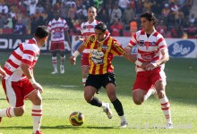 Walid Tayeb seul face à deux joueurs du Club Africain, le 1er mars 2009 à Radès. (Photo CHALA)