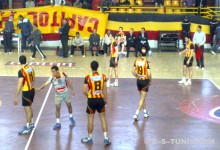 La formation Sang et Or de volley-ball disputant un match à la salle Zouaoui. (Photo MBL)