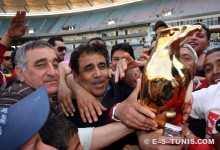 L'entaîneur Faouzi Benzarti se saisissant du trophée du championnat, le 13 mai 2009 à Radès. (Photo CHALA)