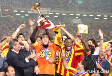 Le capitaine Kasraoui brandissant le trophée de la Ligue des champions 2008-2009. (Photo CHALA)