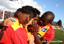 Michaël Eneramo congratulé après avoir transformé un penalty contre l'Olympique de Béjà, le 7 février 2010. (Photo CHALA)