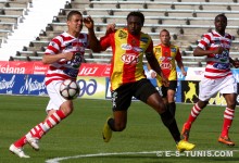 Mohamed Bachtobji aux prises avec Michaël Eneramo, désormais son coéquipier à l'Espérance de Tunis. (Photo CHALA)