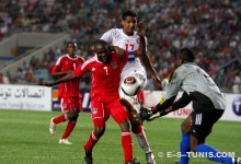 L'attaquant Issam Jomaâ ne parvenant pas à devancer la défense malawite lors de Tunisie - Malawi du 4 septembre 2010 à Radès. (Photo CHALA)