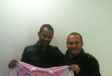 Saber Khalifa posant avec le maillot de son nouveau club après son engagement avec l'ETG FC