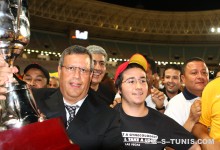 Le président Hamdi Meddeb soulevant le trophée de la Coupe de Tunisie. (Photo CHALA)