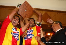 Darragi et Traoui brandissant le trophée de la Coupe sous le regard fier de leur président, le 25 juillet 2011 à Radès. (Photo CHALA)