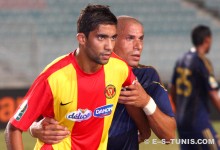 Oussama Darragi marqué de près par Wael Gomaa lors du match EST - Al Ahly en Ligue des champions, le 30 juillet 2011 à Radès. (Photo CHALA)