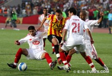 Youssef Msakni se déjouant de la surveillance de trois défenseurs wydadi lors de la finale de la Ligue des champions arabes, le 21 mai 2009 à Radès. (Photo CHALA)