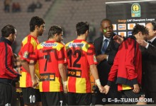 Issa Hayatou, bien que bien reçu en Tunisie, a été humilié par le public, le staff technique et les joueurs Sang et Or ! L'oubliera-t-il de sitôt ? Pas si l'on croit son regard à Anouar Hadded ! (Photo CHALA)