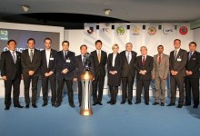 Photo souvenir de la délégation de la Fifa et des représentants des clubs participants à la Coupe du Monde des clubs Japon 2011. (Photo Fifa.com)