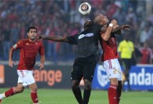 N'Djeng aux prises avec Jomâa au stade du Caire en match de groupe de la CAF Champions League 2011 (Photo : AFP)