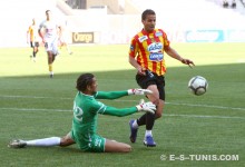 Khaled Korbi crocheté dans la surface de réparation et obtient le penalty de la victoire face à l'AS Marsa, le 29 mars 2012 à Radès. (Photo CHALA)