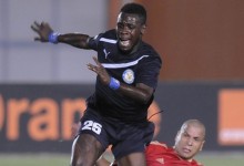 Clottey aux prises avec Jomâa lors du match Al Ahly - Berekum Chelsea en CAF Champions League 2012. (Photo Fifa.com)