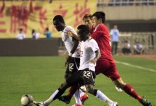 Harrison Afful (22) et Frank Acheampong (12) aux prises avec leurs adversaires chinois lors d'un match amical à Xian, Province de Shaanxi, le 15 Août 2012 : Chine - Ghana (1-1). (Photo : STR, Getty Images)