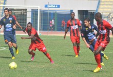 Traoui et Jouini aux prises avec les militaires lors du match des 16emes de finale aller de la CAF Champions League 2013 : Primeiro de Agosto - Espérance Sportive de Tunis 0-1. (Photo: primeirodeagosto.com)