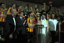 Houssem Hmam recevant le trophée du 10ème Championnat Arabe des Clubs Vainqueurs de Coupe 2013 remporté par l'Espérance de Tunis. (Photo : kech24.com)