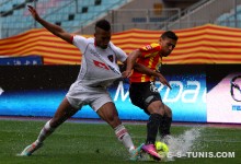 Duel musclé dans une flaque d'eau lors du match EST - Primeiro de Agosto, le 6 avril 2013 à Radès. (Photo CHALA)