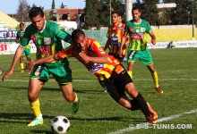 Chehoudi arrêté irrégulièrement par la défense marsoise lors du match ASM - EST du 14 avril 2013. (Photo CHALA)